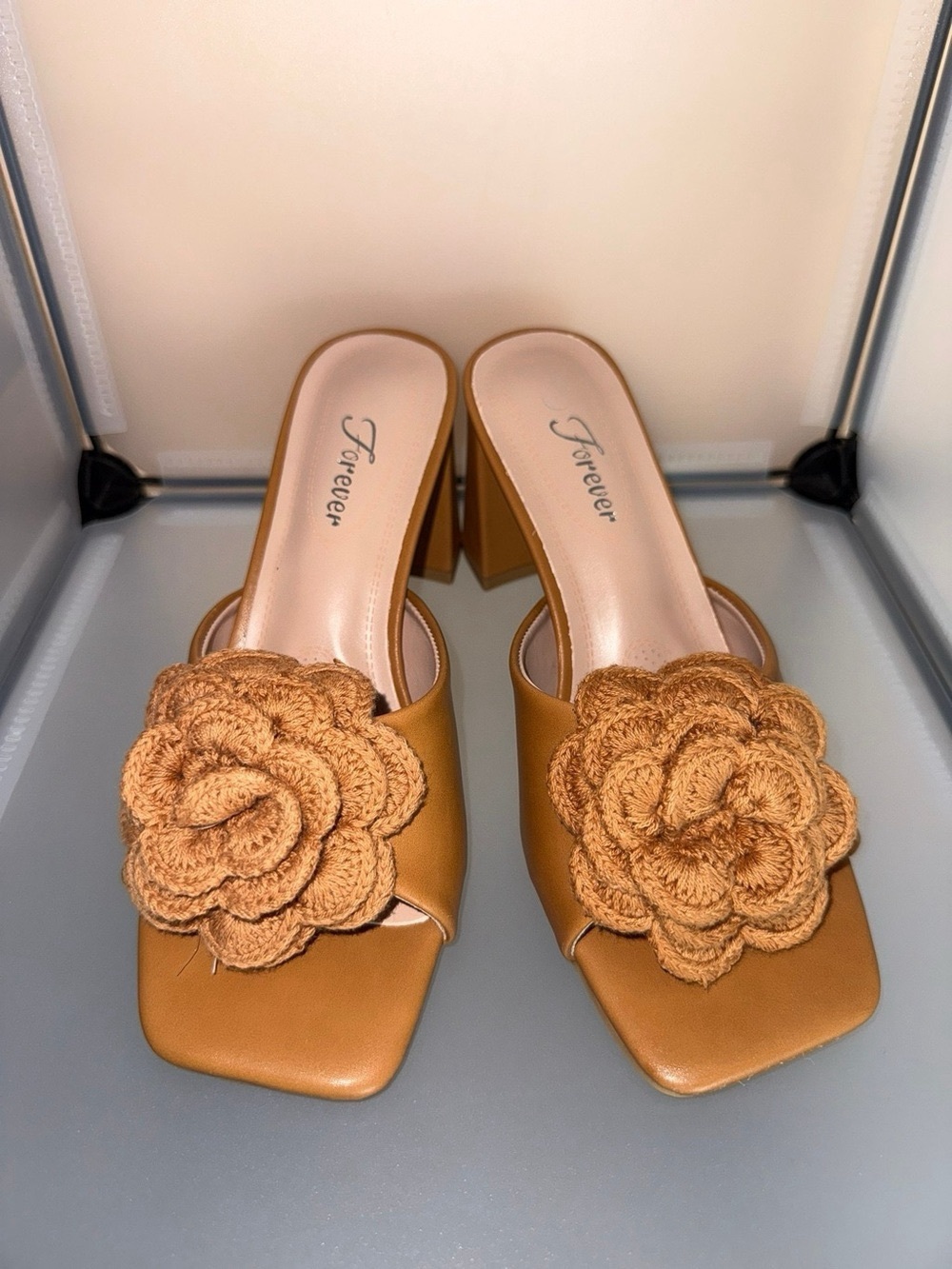 Forever Link Women's Tan 3D Crochet Flower Block Heel Mules Sandals Size 6 New